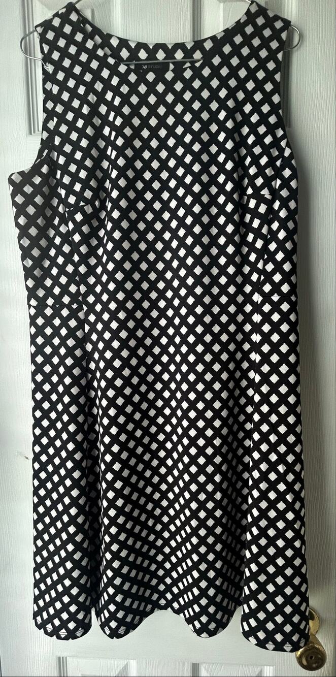 AB Studio Woman’s sleeveless black/white dress